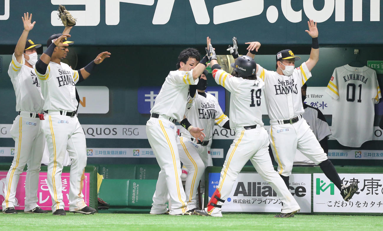 ソフトバンク対ロッテ　6回裏ソフトバンク2死三塁、左越え2点本塁打で生還した甲斐拓也を迎える選手たち（撮影・菊川光一）