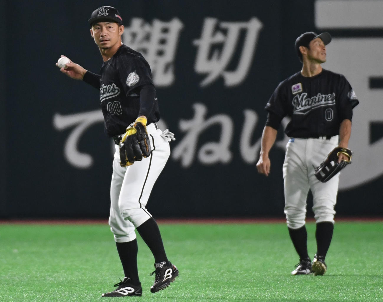 ソフトバンク対ロッテ　7回裏ソフトバンク無死、周東佑京の遊飛を捕球する遊撃手の鳥谷敬（撮影・今浪浩三）