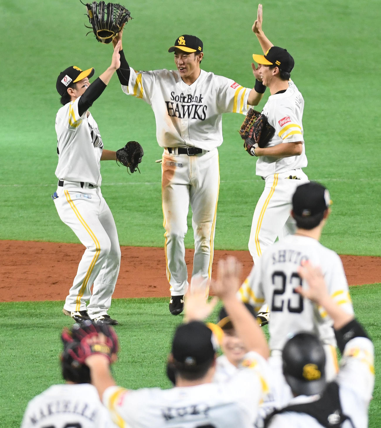 ソフトバンク対ロッテ　3年ぶりのリーグ優勝を決め栗原陵矢（左）、真砂勇介とタッチして喜ぶ柳田悠岐（撮影・今浪浩三）