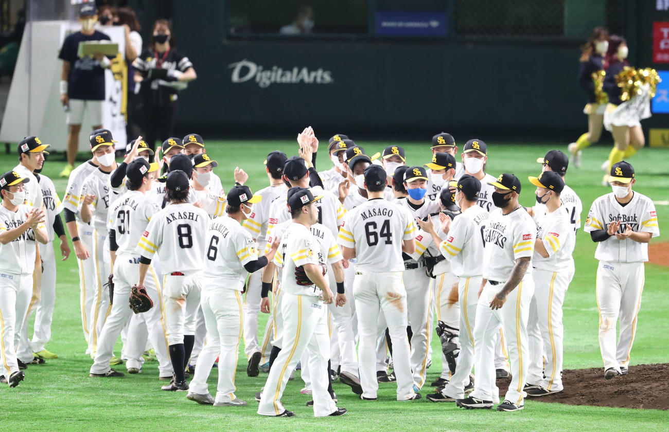 ソフトバンク対ロッテ　リーグ優勝を飾ったソフトバンクナインは歓喜の表情（撮影・梅根麻紀）