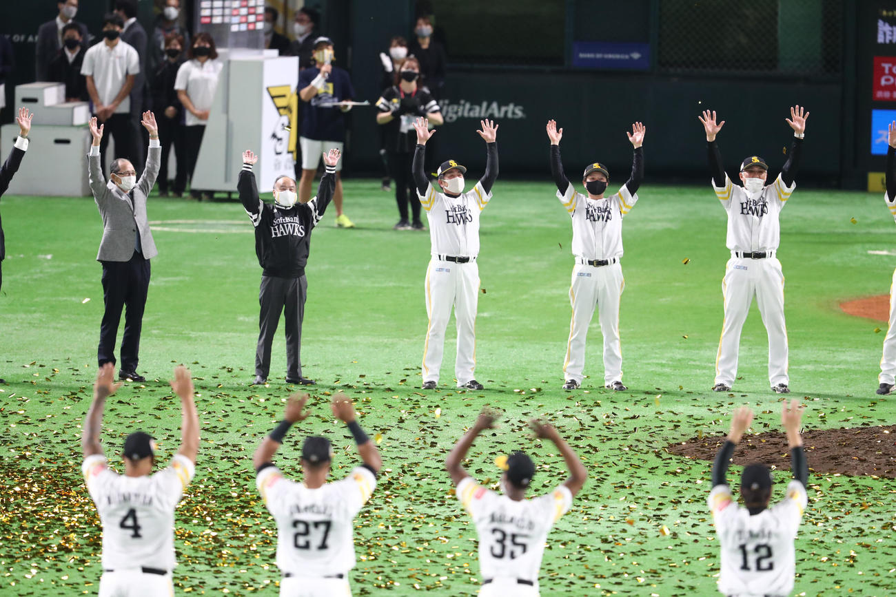 ソフトバンク対ロッテ　リーグ優勝を飾り喜ぶソフトバンクナイン。奥左から王球団会長、孫オーナー、工藤監督も喜ぶ（撮影・梅根麻紀）