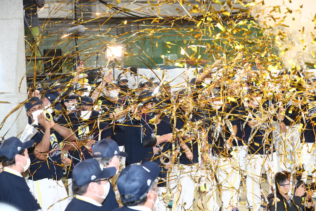 リーグ優勝を飾りクラッカーで祝うソフトバンクナイン（撮影・梅根麻紀）