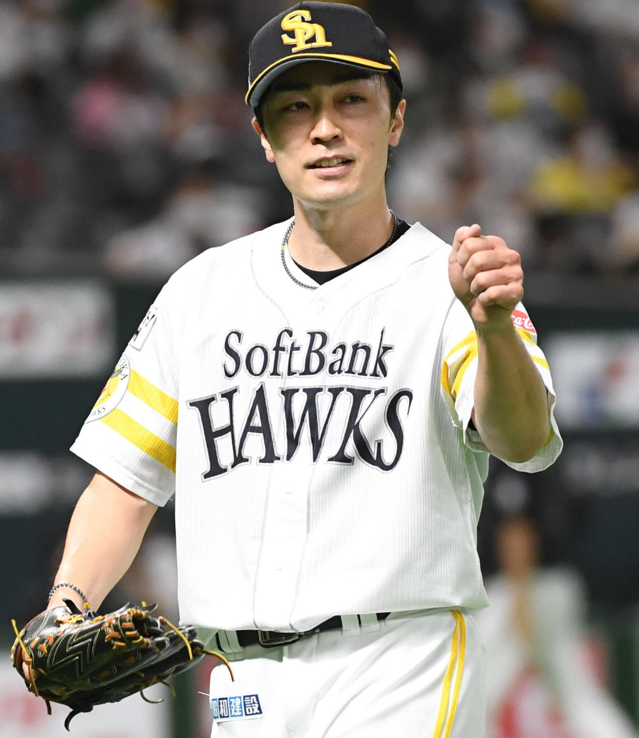 ソフトバンク対ロッテ　2回表ロッテ1死一塁、（菅野剛士を二塁併殺に仕留め、野手にグーを出す和田毅（撮影・今浪浩三）