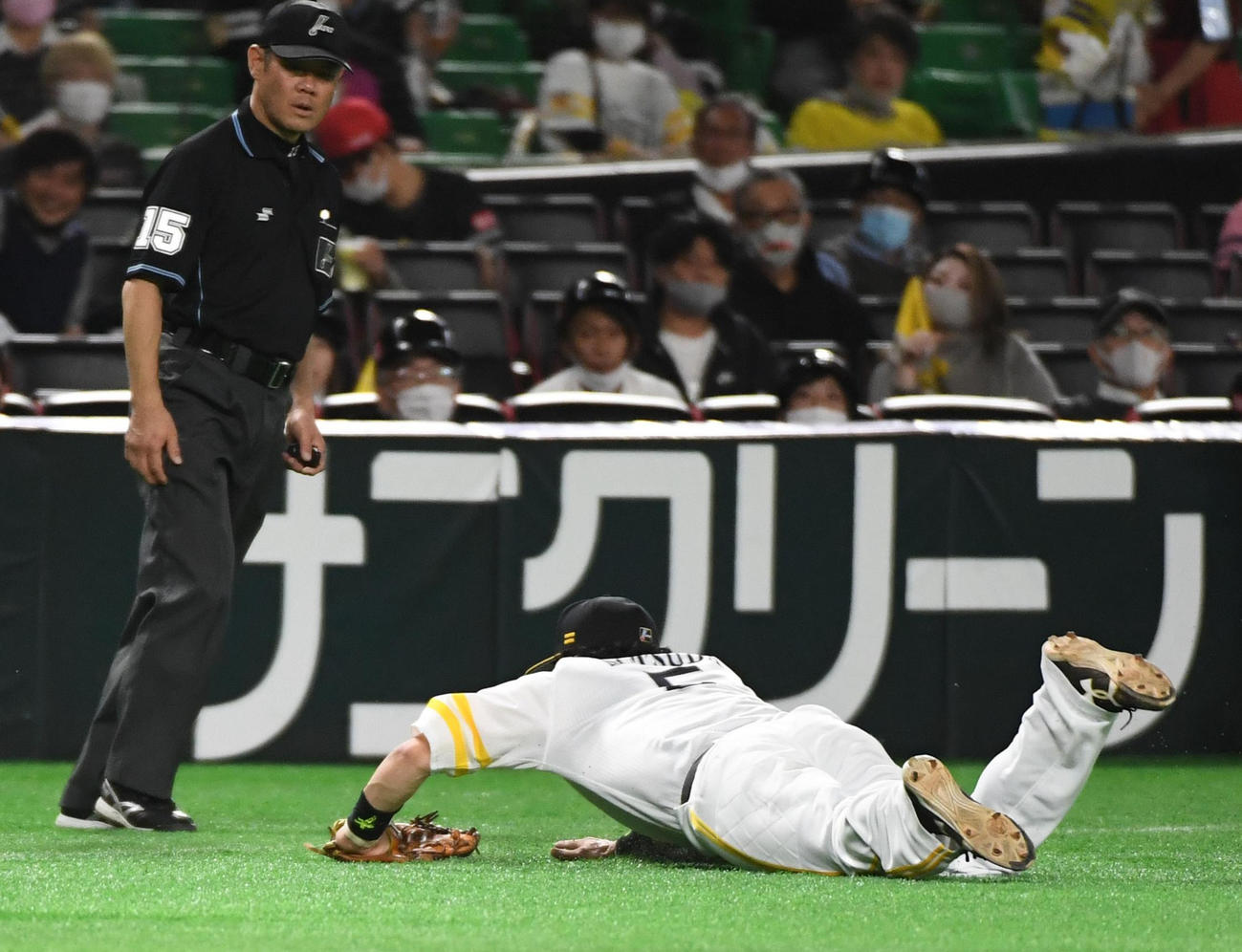 ソフトバンク対ロッテ　5回表ロッテ無死、清田育宏の打球を好捕し一塁に送球する三塁手の松田宣浩（撮影・今浪浩三）