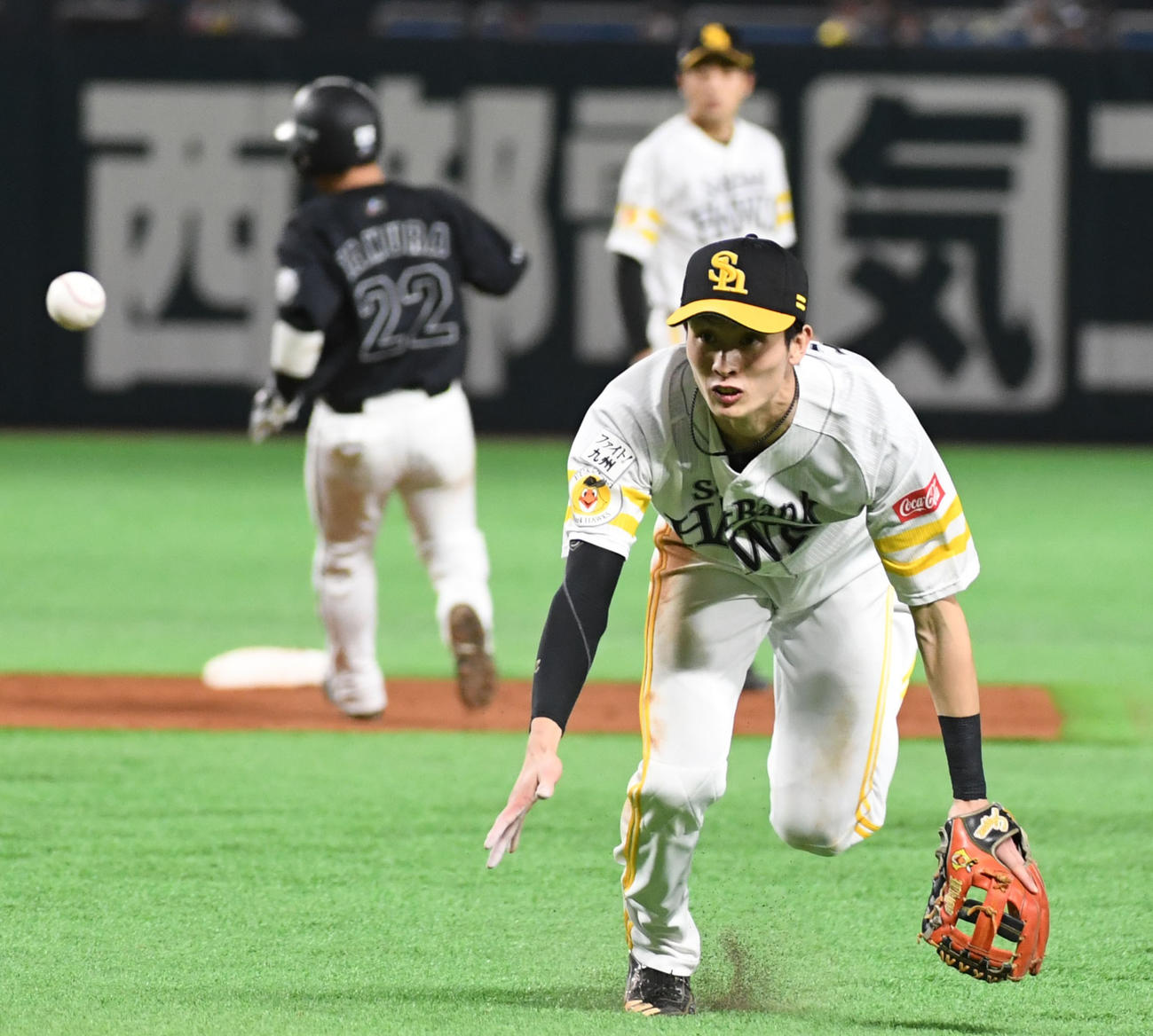 ソフトバンク対ロッテ　5回表ロッテ1死一、二塁、藤原恭大の二塁ゴロを一塁に送球する二塁手の周東佑京（撮影・今浪浩三）