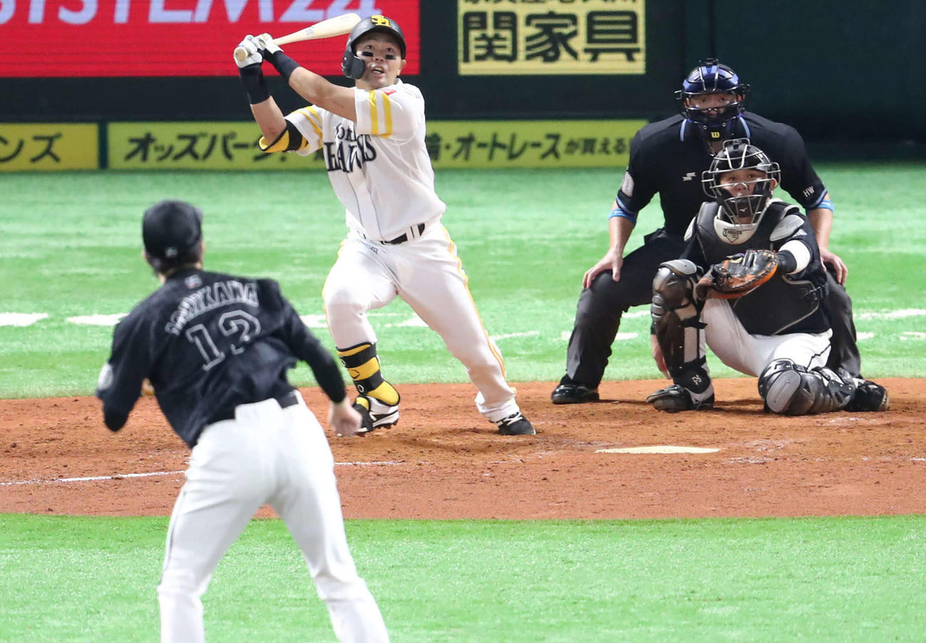 ソフトバンク対ロッテ　5回裏ソフトバンク1死三塁、中村晃は先制の中犠飛を放つ。投手石川（撮影・梅根麻紀）