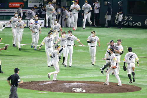 ソフトバンク対ロッテ パ・リーグを制し、グラウンドで喜ぶソフトバンクナイン(撮影・上山淳一)