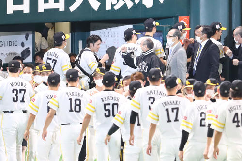 ソフトバンク対ロッテ リーグ優勝を飾ったソフトバンクナインはベンチ前でハイタッチ(撮影・梅根麻紀)