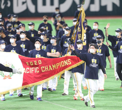 ソフトバンク対ロッテ 優勝後、場内1周するソフトバンクの工藤公康監督や選手たち(撮影・菊川光一)