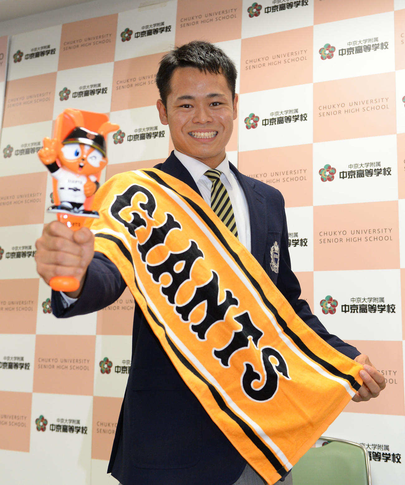 巨人からD3位指名を受け笑顔でポーズを決める中京大中京・中山（撮影・森本幸一）
