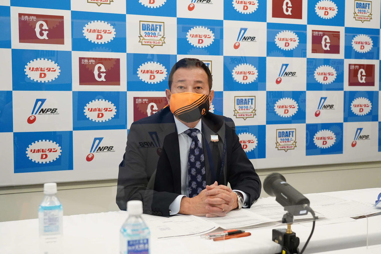 ドラフト会議に出席した巨人原監督（@NPB／BBM2020）