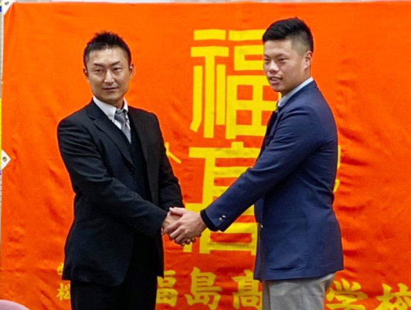 オリックスから育成2位で指名された学法福島・辻垣（右）は藤森監督と握手（同校提供）