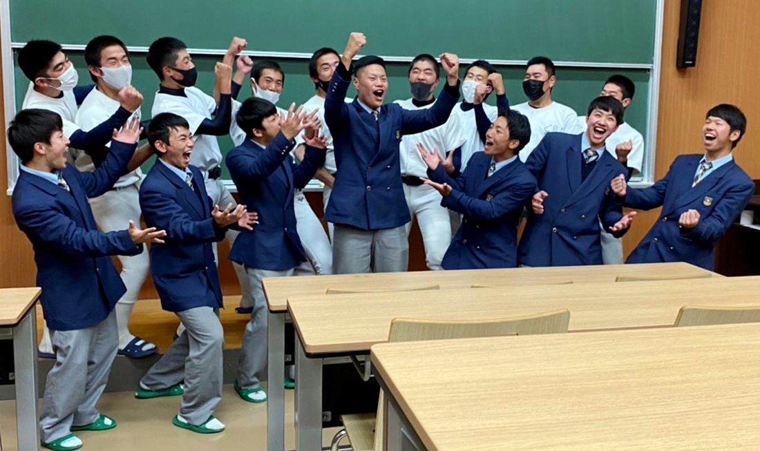 オリックスから育成2位で指名された学法福島・辻垣（中央）はチームメートから祝福されガッツポーズ