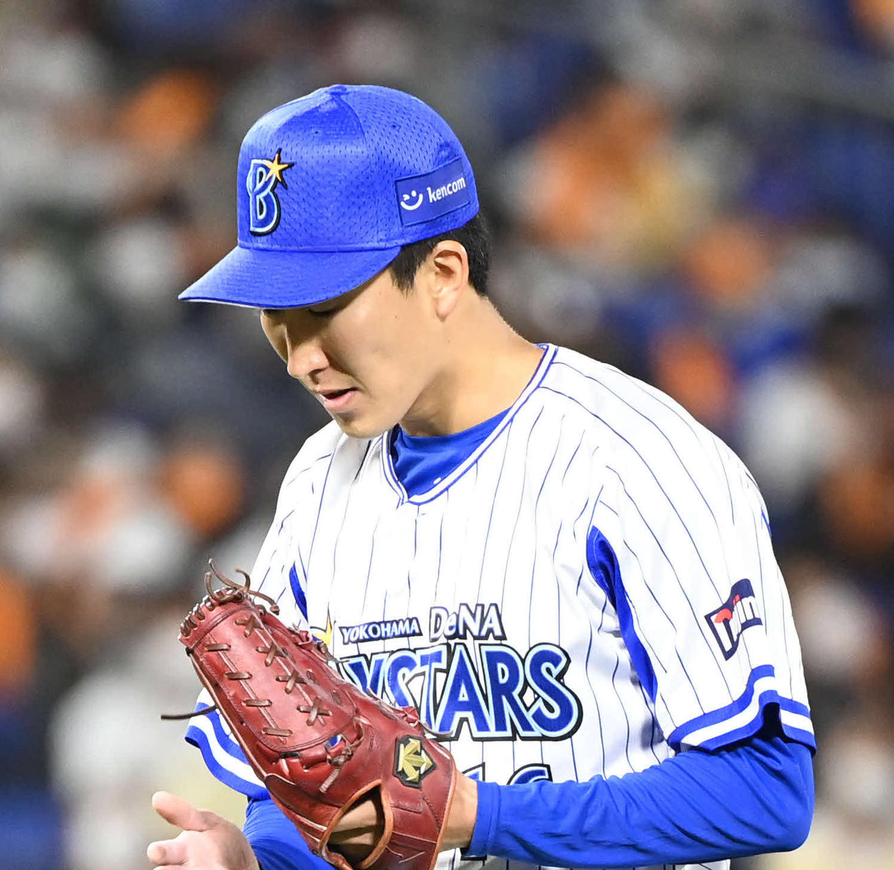 6回表巨人の攻撃を終えると大貫はグラブをたたいてベンチに戻る（撮影・山崎安昭）