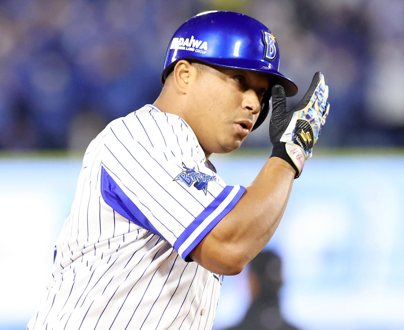 5回裏DeNA2死満塁、満塁本塁打を放ちポーズを決めるロペス（撮影・垰建太）