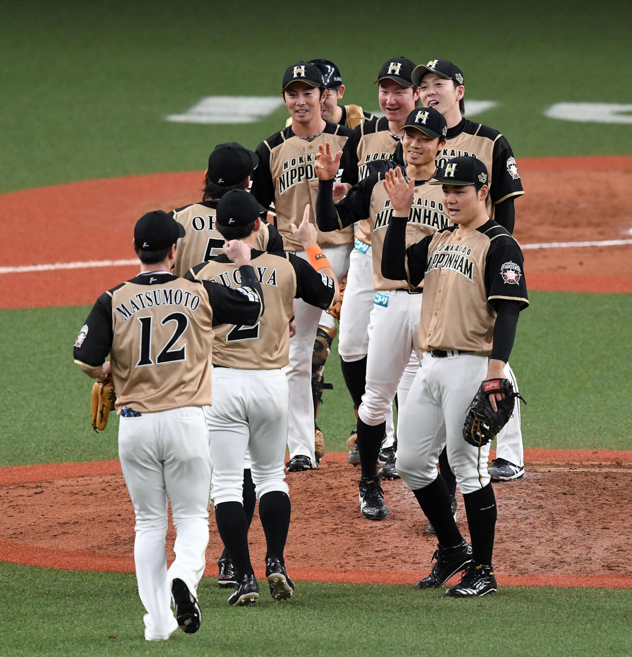 オリックス対日本ハム　オリックスに勝利、喜ぶ日本ハムナイン（撮影・前岡正明）