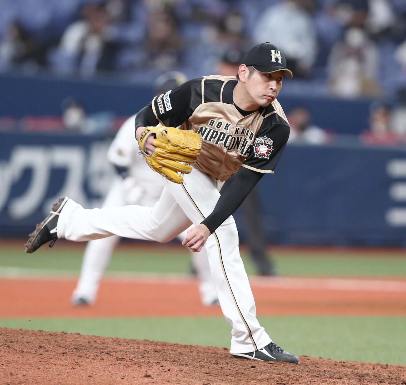 オリックス対日本ハム　4回に途中登板する加藤（撮影・黒川智章）