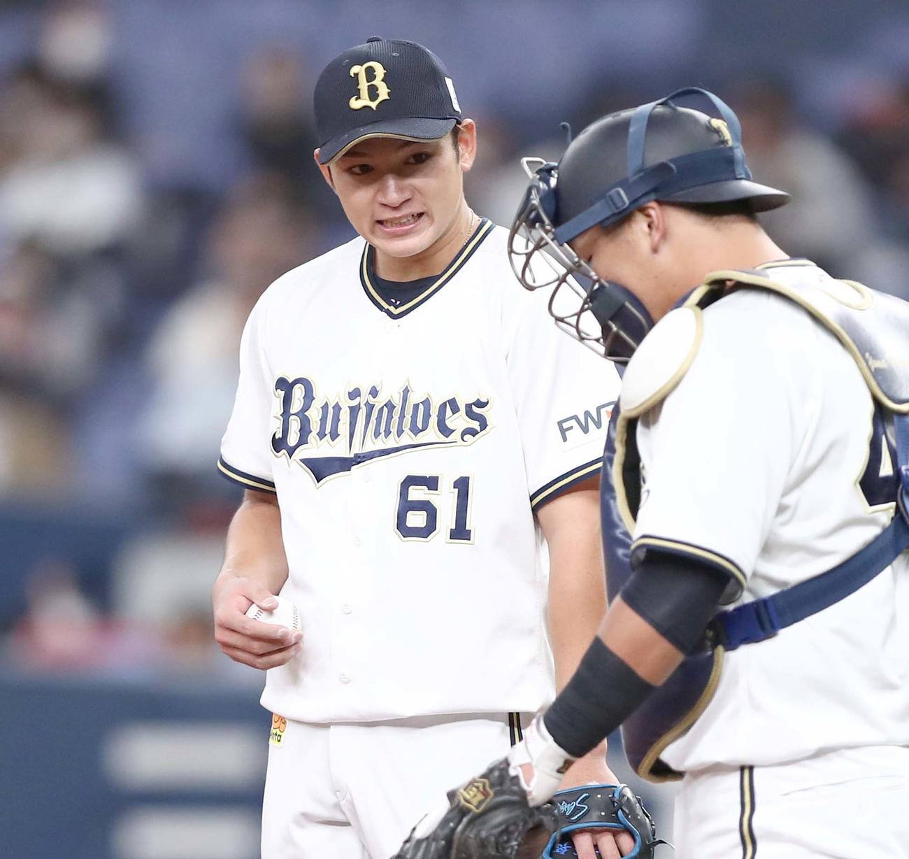 オリックス対日本ハム　6回途中降板する榊原（撮影・黒川智章）