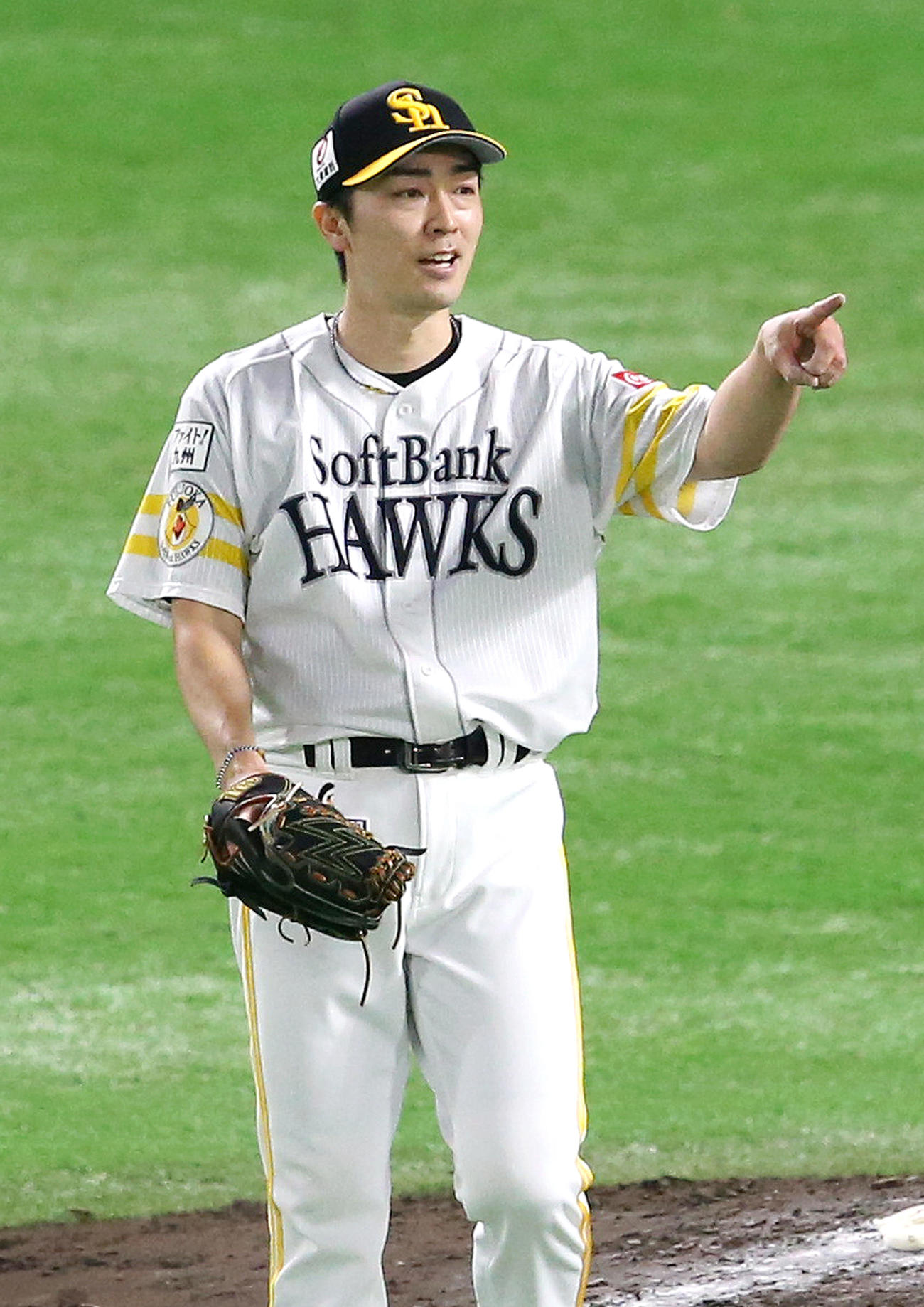 ソフトバンク対ロッテ19回戦　6回表ロッテ1死、和田毅は荻野貴司を三直に仕留め三塁手松田宣浩を指さす（撮影・上山淳一）