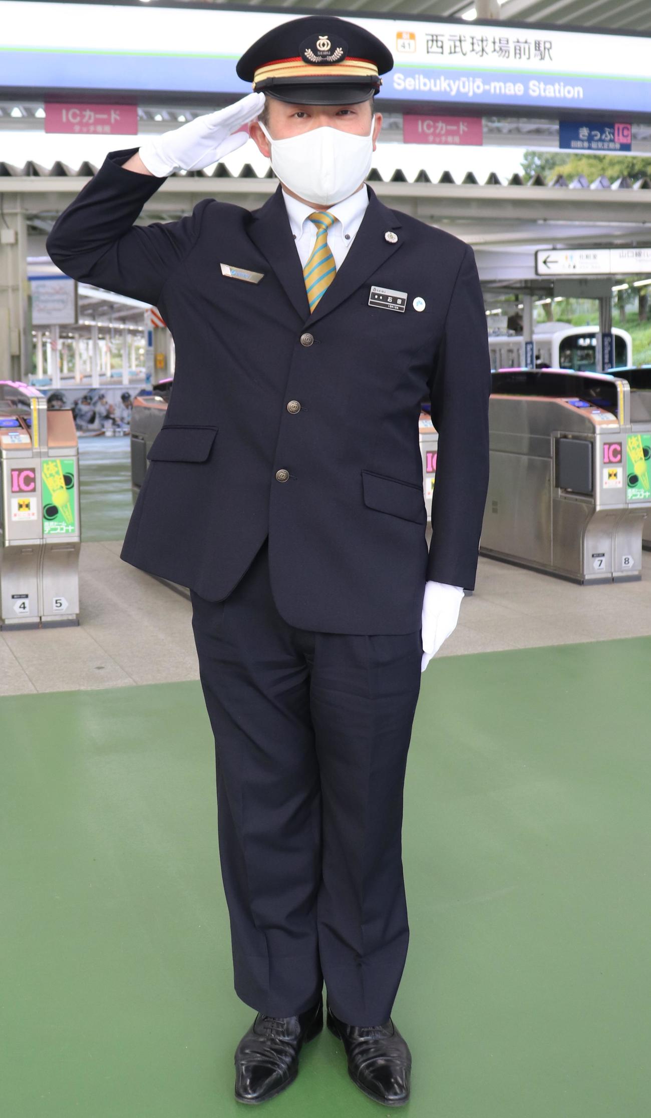 西武球場前駅の改札に立つ石田駅長（撮影・古川真弥）