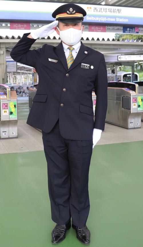 西武球場前駅の改札に立つ石田駅長（撮影・古川真弥）