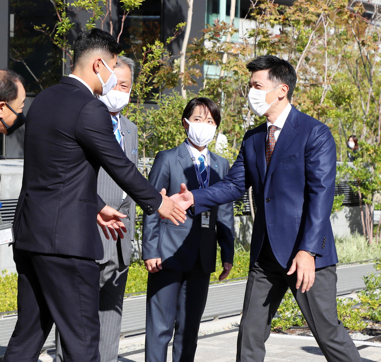 近大へ指名挨拶に来た矢野燿大監督(右）は佐藤輝明と初対面しがっちりと握手する（撮影・加藤哉）