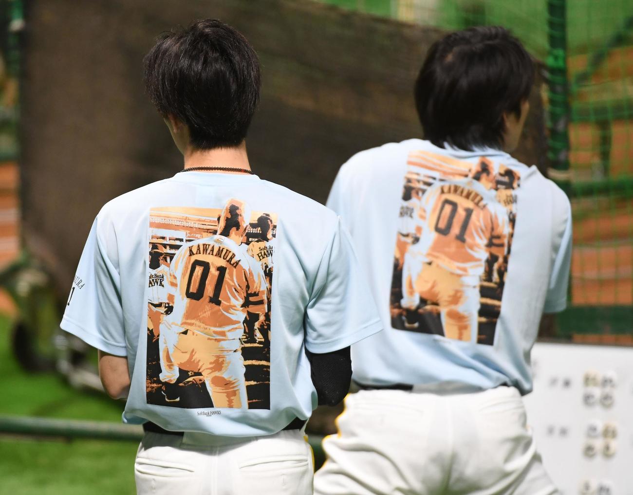 ソフトバンク対ロッテ　亡くなった川村隆史コーチのTシャツを着て練習するナイン（撮影・今浪浩三）