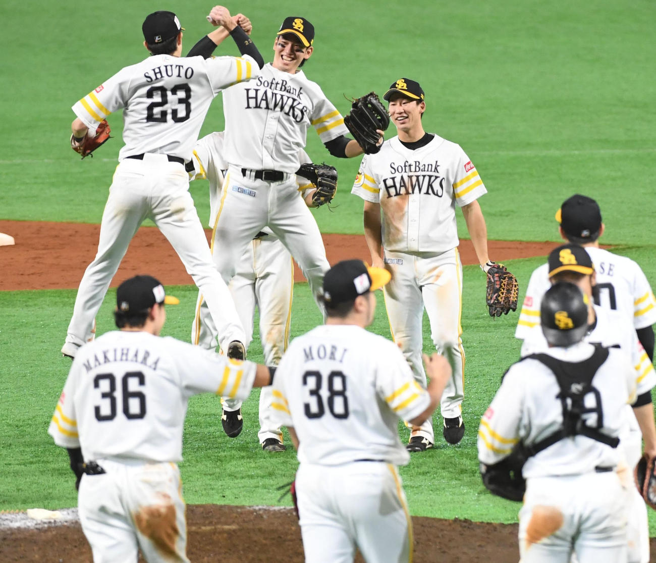 ソフトバンク対ロッテ　3年ぶりのリーグ優勝を決め栗原と周東はジャンプしてタッチする（撮影・今浪浩三）
