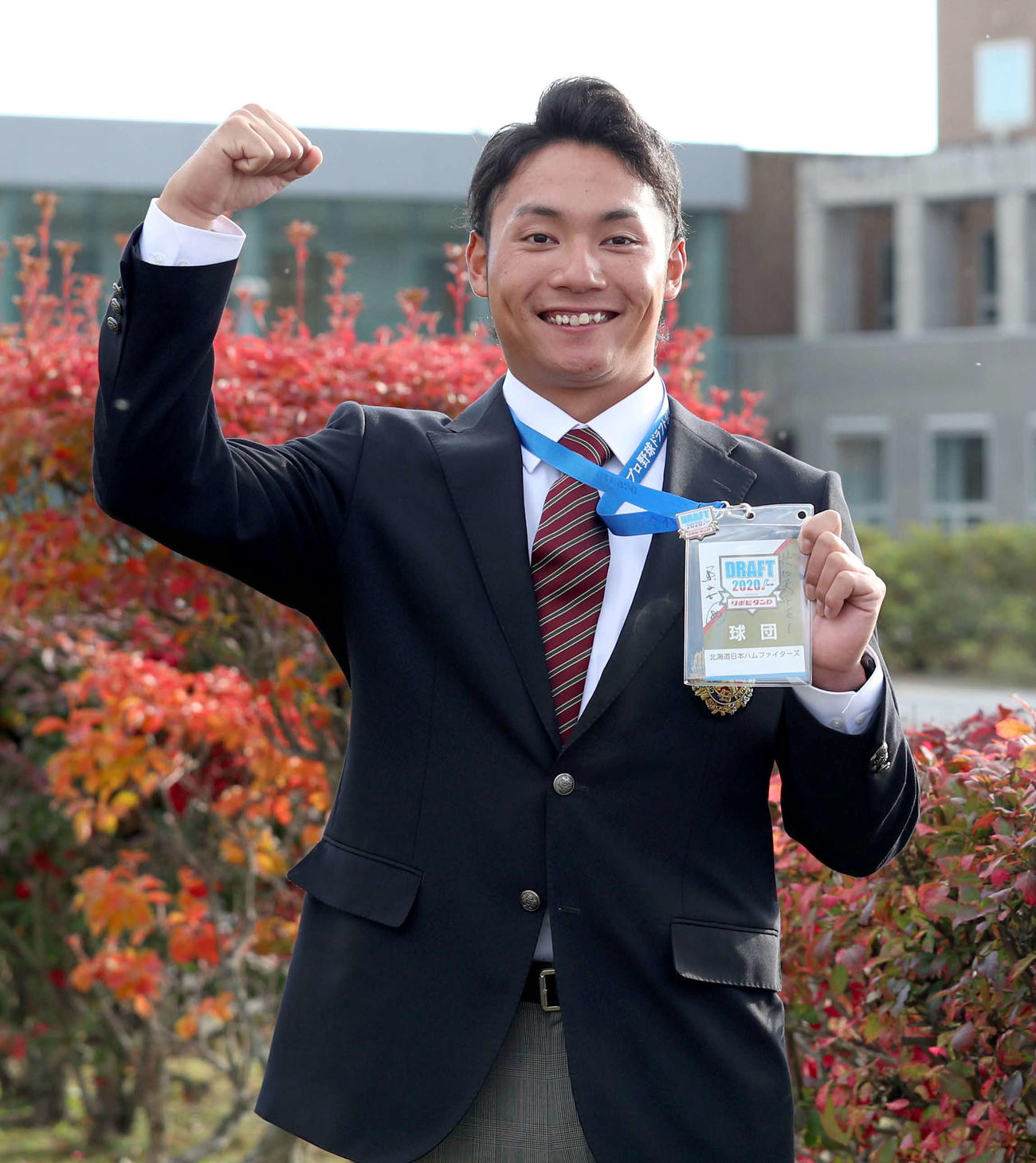 日本ハムドラフト1位の指名あいさつを終え栗山監督の直筆サインが書かれたドラフト会議の入館証を持ちながら笑顔で撮影に応じる苫小牧駒大・伊藤（撮影・佐藤翔太）