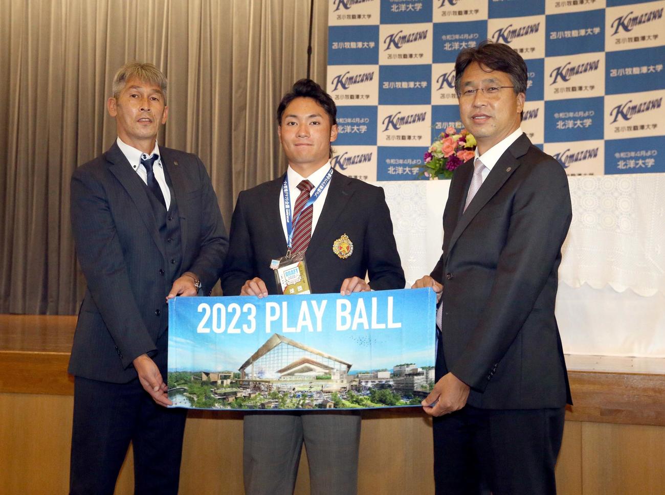 日本ハムドラフト1位の指名あいさつを終え笑顔で撮影に応じる左から日本ハム白井スカウト、苫小牧駒大・伊藤、大渕スカウト部長（撮影・佐藤翔太）