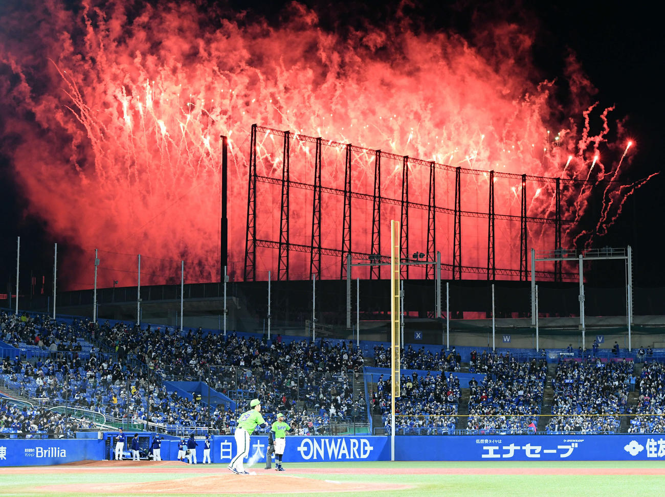24日ヤクルト戦の6回表、滝野が初安打を放った直後に国立競技場から花火が突然上がる