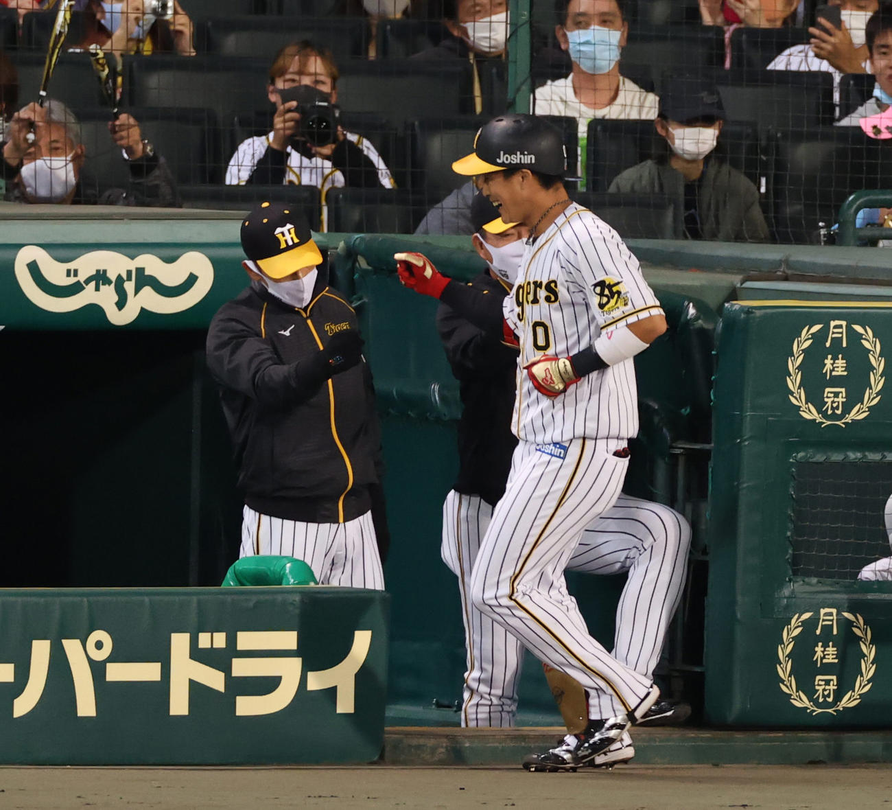 阪神対中日　2回裏阪神無死、右越えの先制本塁打を放ち矢野耀大監督（左）とタッチを交わす木浪聖也（撮影・清水貴仁）