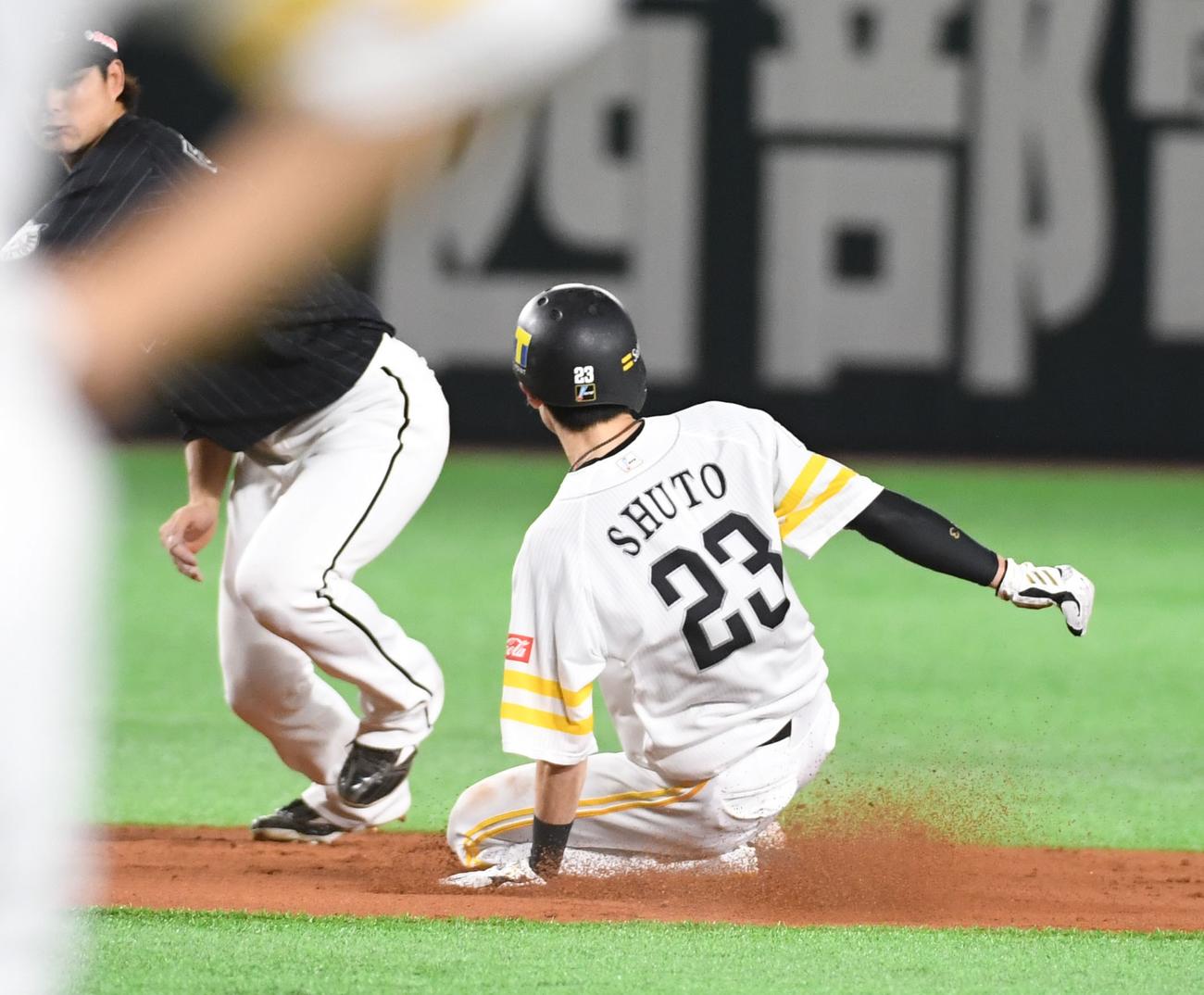 3回裏ソフトバンク1死一塁、中村晃のとき、一塁走者周東佑京は二塁盗塁を決める（撮影・今浪浩三）