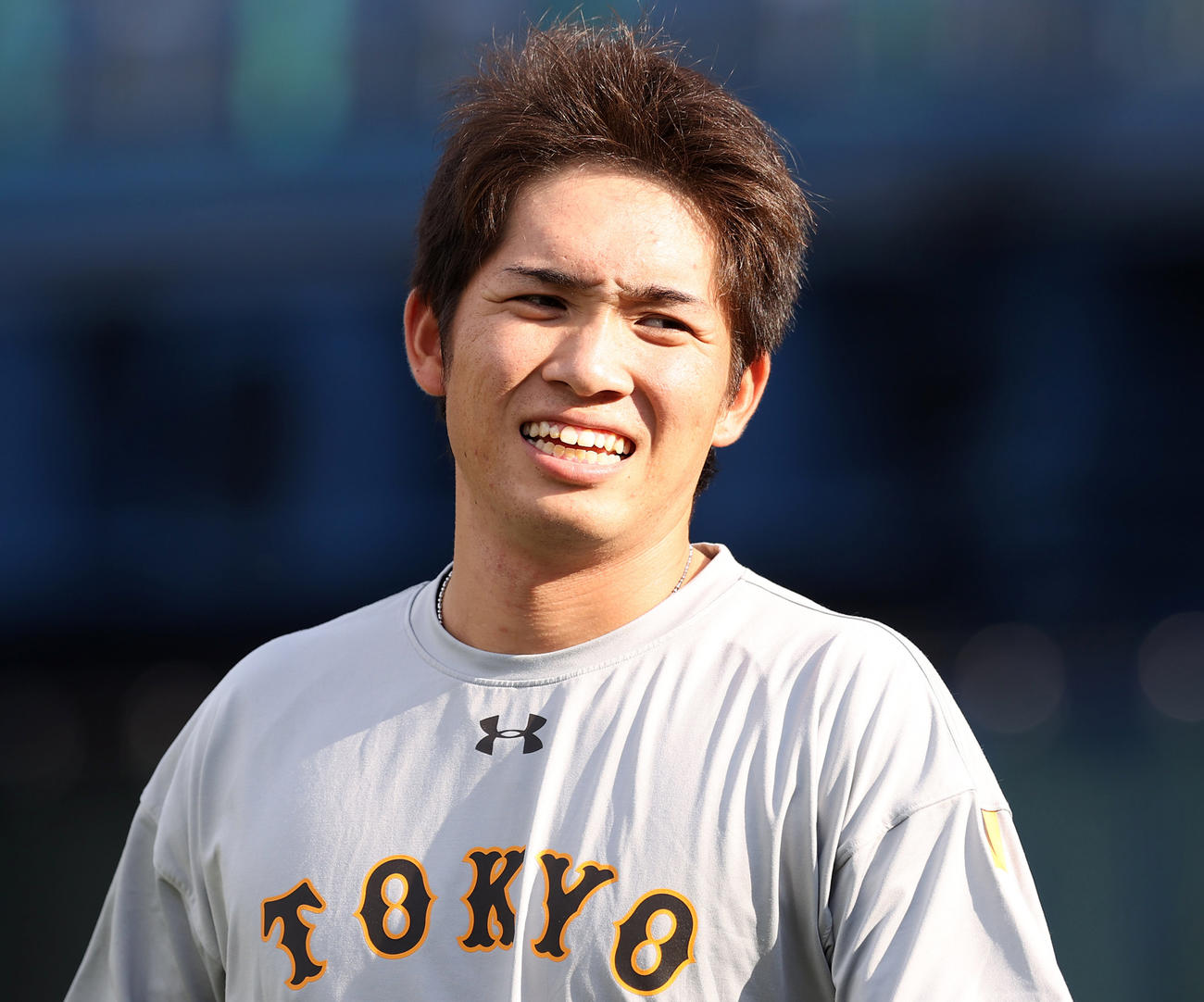 試合前、グラウンドに入り笑顔を見せる巨人高橋（撮影・垰建太）