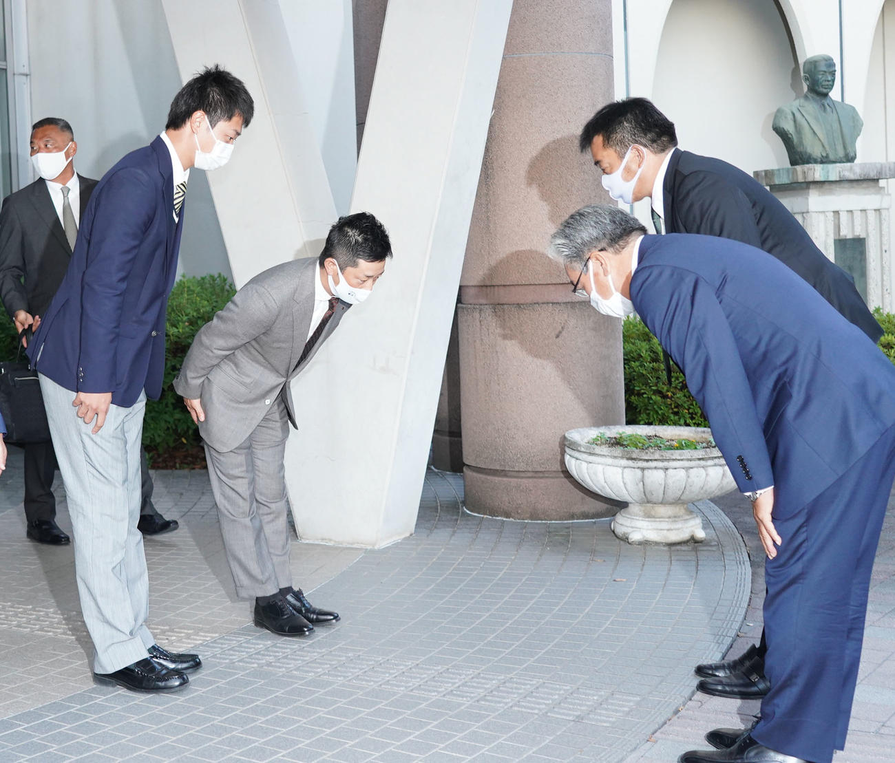米村チーフスカウト（右）、松永編成部長（同2人目）とあいさつをする左から中日ドラフト1位・高橋と中京大中京・高橋源一郎監督（撮影・森本幸一）