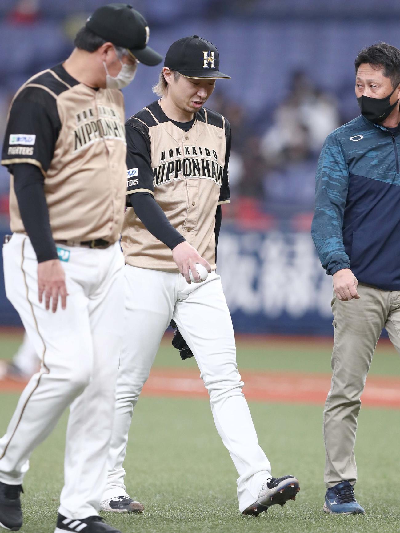 オリックス対日本ハム　4回裏、途中降板する金子（撮影・黒川智章）