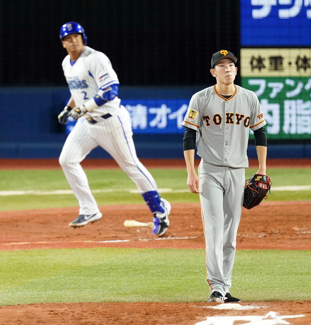 DeNA対巨人　5回裏DeNA2死満塁、ロペス（左）に満塁本塁打を浴びる戸郷（撮影・江口和貴）
