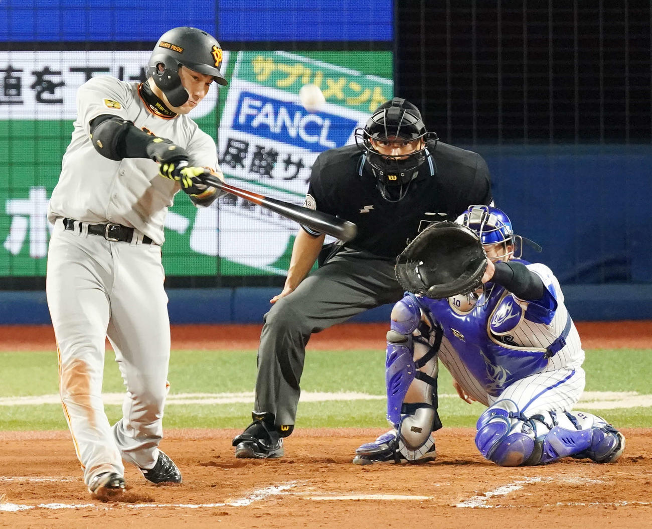 DeNA対巨人　6回表巨人2死一塁、中越え2点本塁打を放つ丸（撮影・江口和貴）