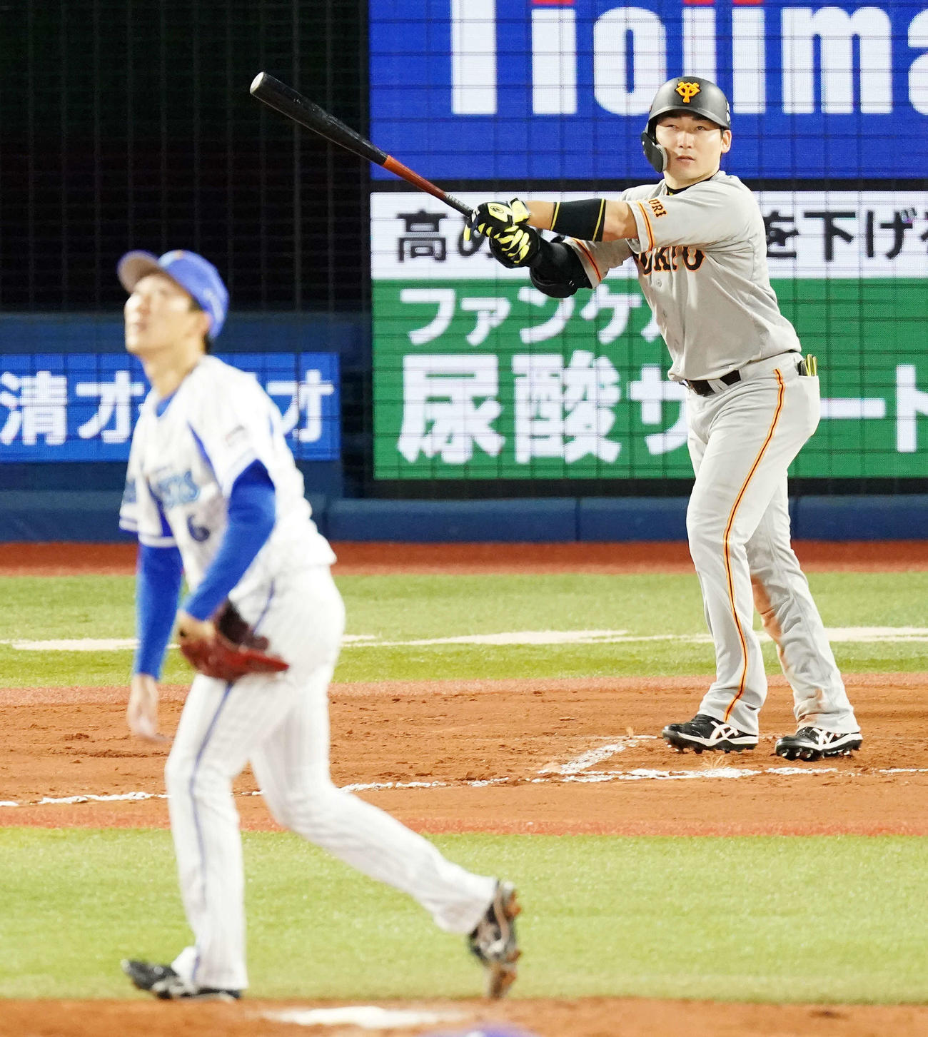 DeNA対巨人　6回表巨人2死一塁、中越え2点本塁打を放つ丸。投手大貫（撮影・江口和貴）