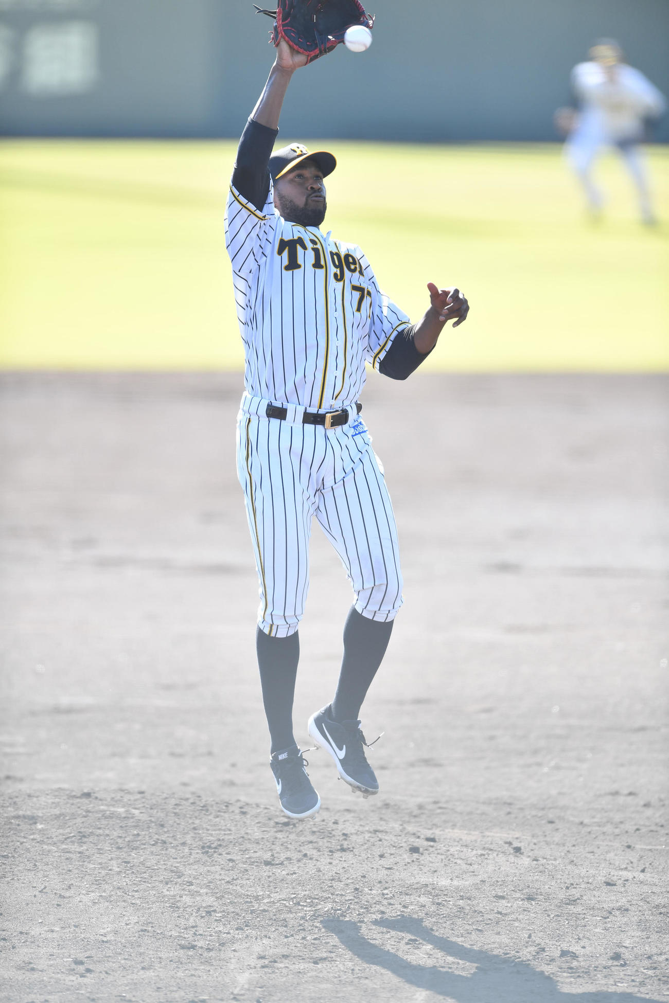 ウエスタンリーグ阪神対中日　2回表中日2死一、二塁、岡林勇希の投手返しをジャンプして捕球するオネルキ・ガルシア（撮影・岩下翔太）