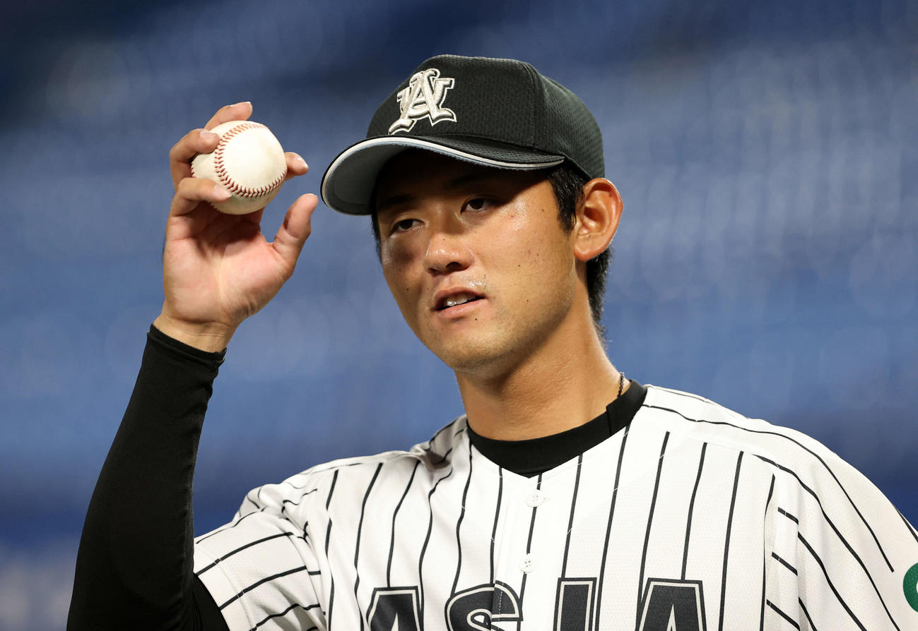亜大対東洋大　ダウンする亜大・平内（撮影・鈴木正人）