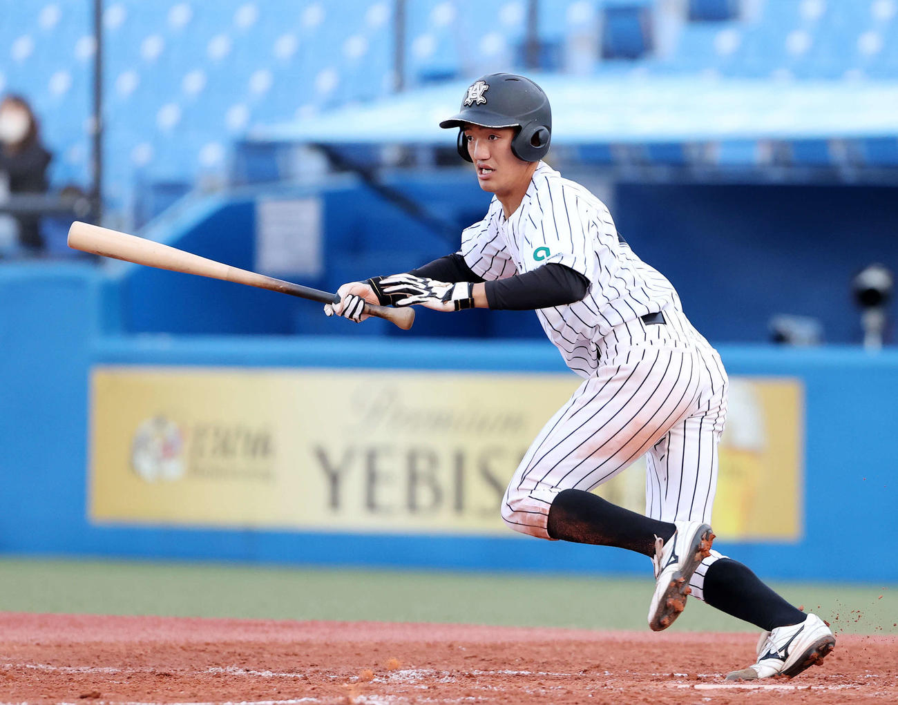 亜大対東洋大　2回表亜大無死三塁、矢野は左前適時打を放つ（撮影・鈴木正人）