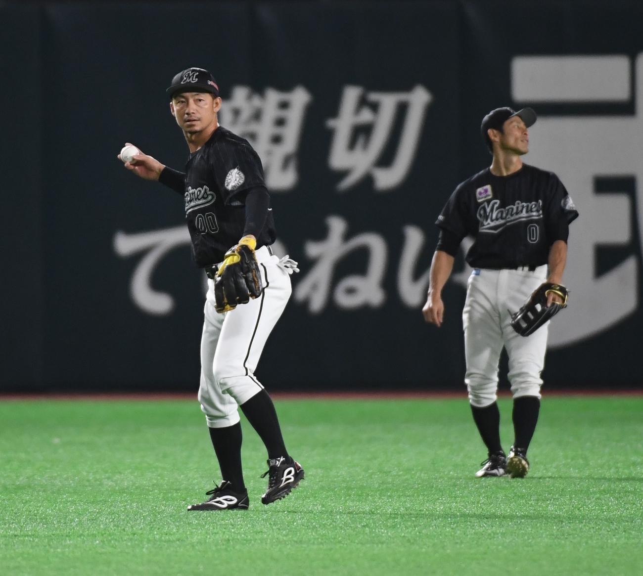 ソフトバンク対ロッテ　7回裏ソフトバンク無死、周東佑京の遊飛を捕球する遊撃手の鳥谷敬（撮影・今浪浩三）