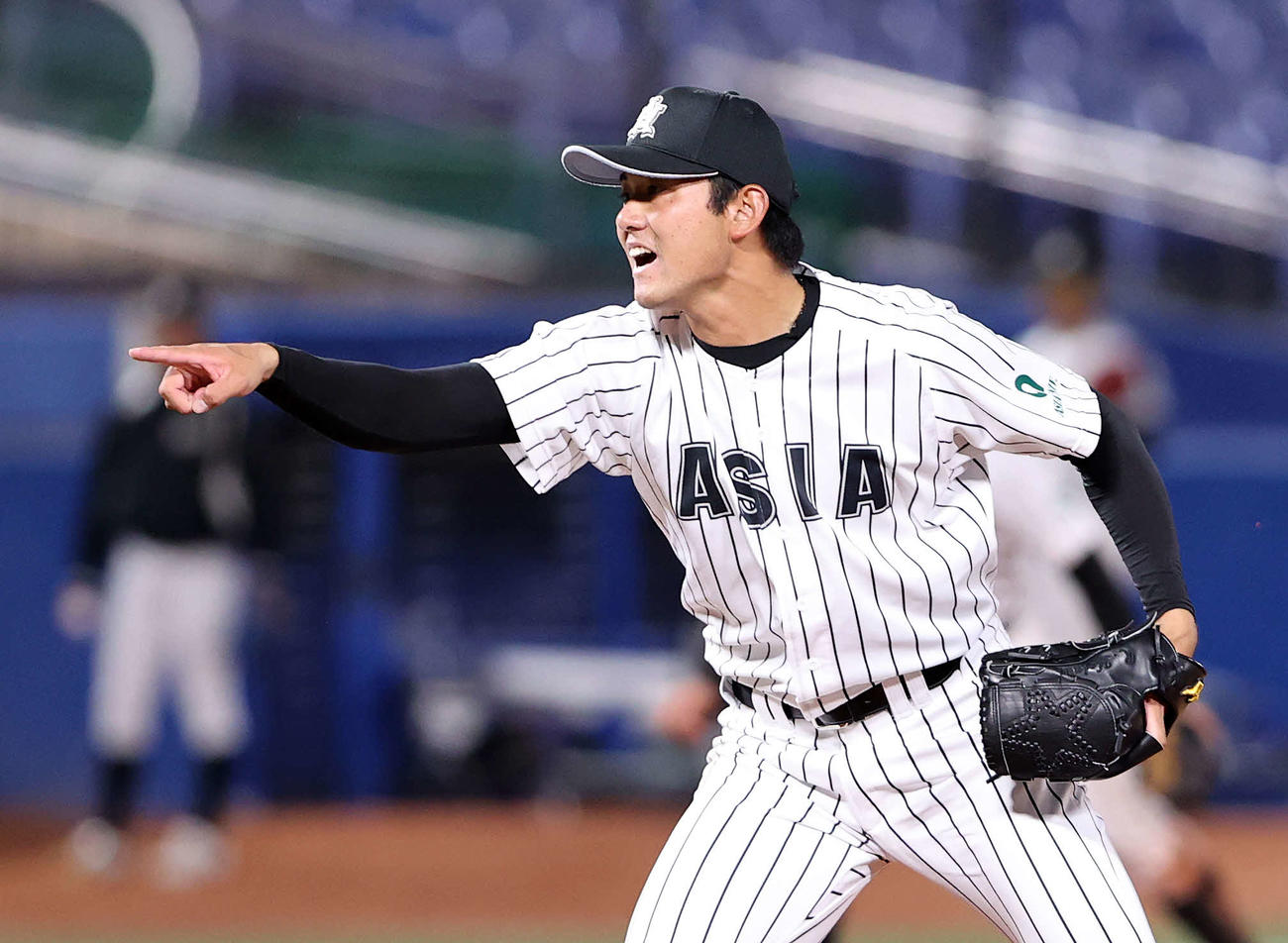 亜大対東洋大　5回裏東洋大2死三塁、佐々木から三振を奪う亜大・平内（撮影・鈴木正人）