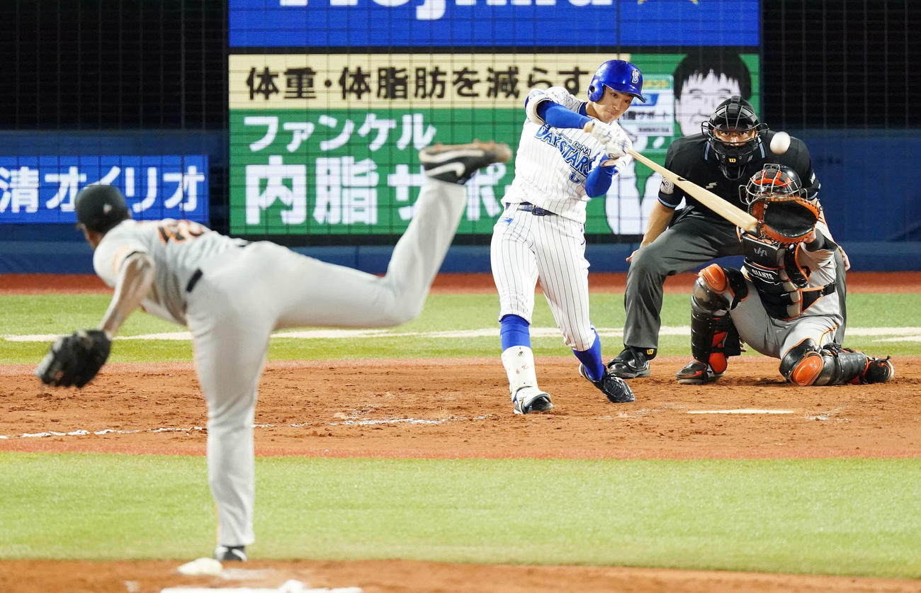 DeNA対巨人　8回裏DeNA1死、プロ初安打となるフェンス直撃二塁打を放つ森。投手ビエイラ（撮影・江口和貴）