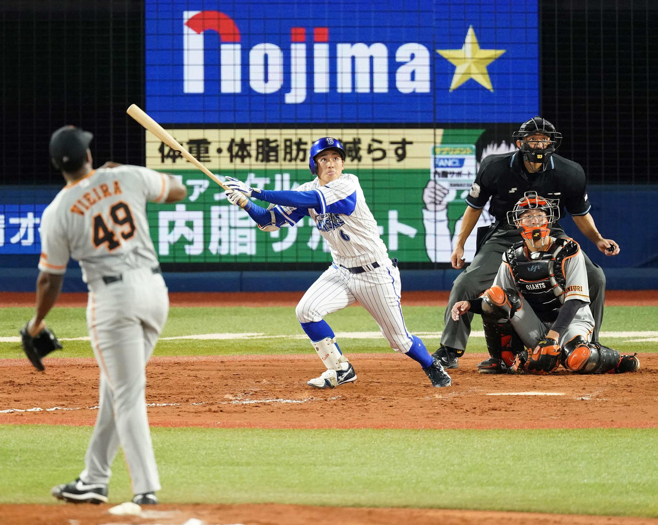 DeNA対巨人　8回裏DeNA1死、プロ初安打となるフェンス直撃二塁打を放つ森。投手ビエイラ（撮影・江口和貴）