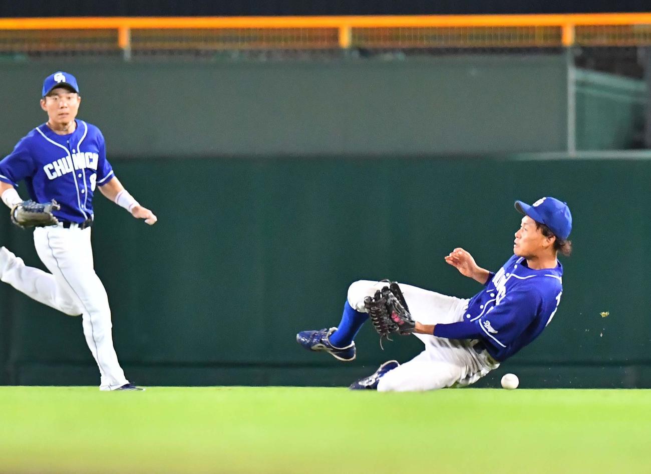 阪神対中日　8回裏阪神2死二、三塁、近本の打球に飛び込むも捕れず適時三塁打を許す滝野（撮影・上田博志）