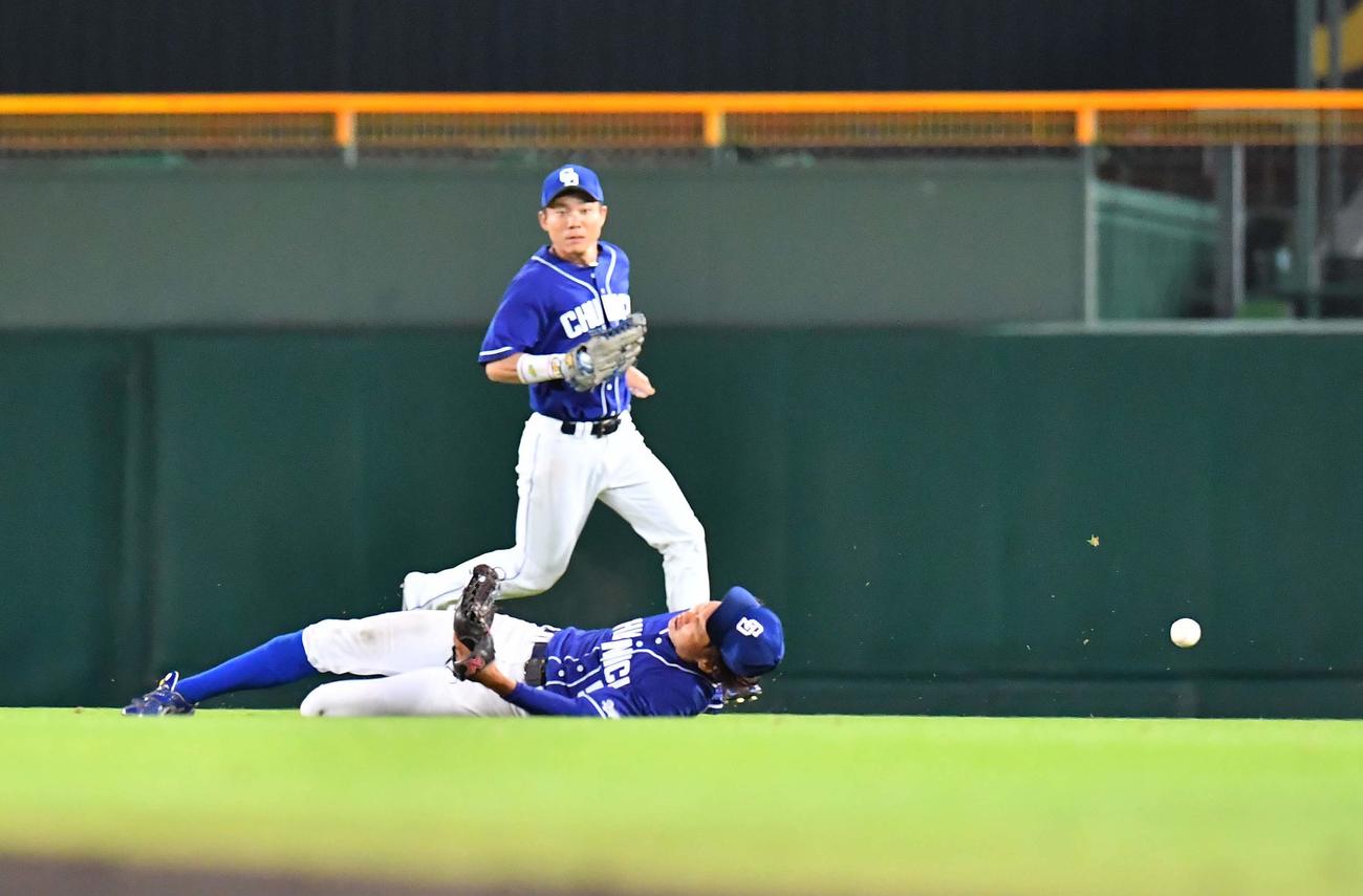 阪神対中日　8回裏阪神2死二、三塁、近本の打球に飛び込むも捕れず適時三塁打を許す滝野（撮影・上田博志）