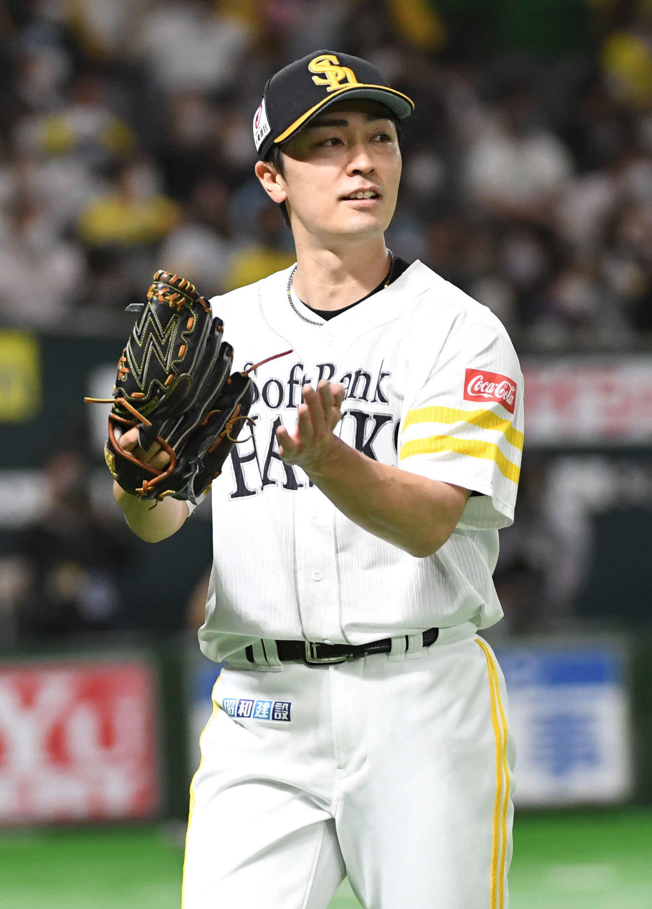 ソフトバンク対ロッテ　2回表ロッテ1死一塁、菅野を二塁併殺に仕留め、グラブをたたく和田（撮影・今浪浩三）