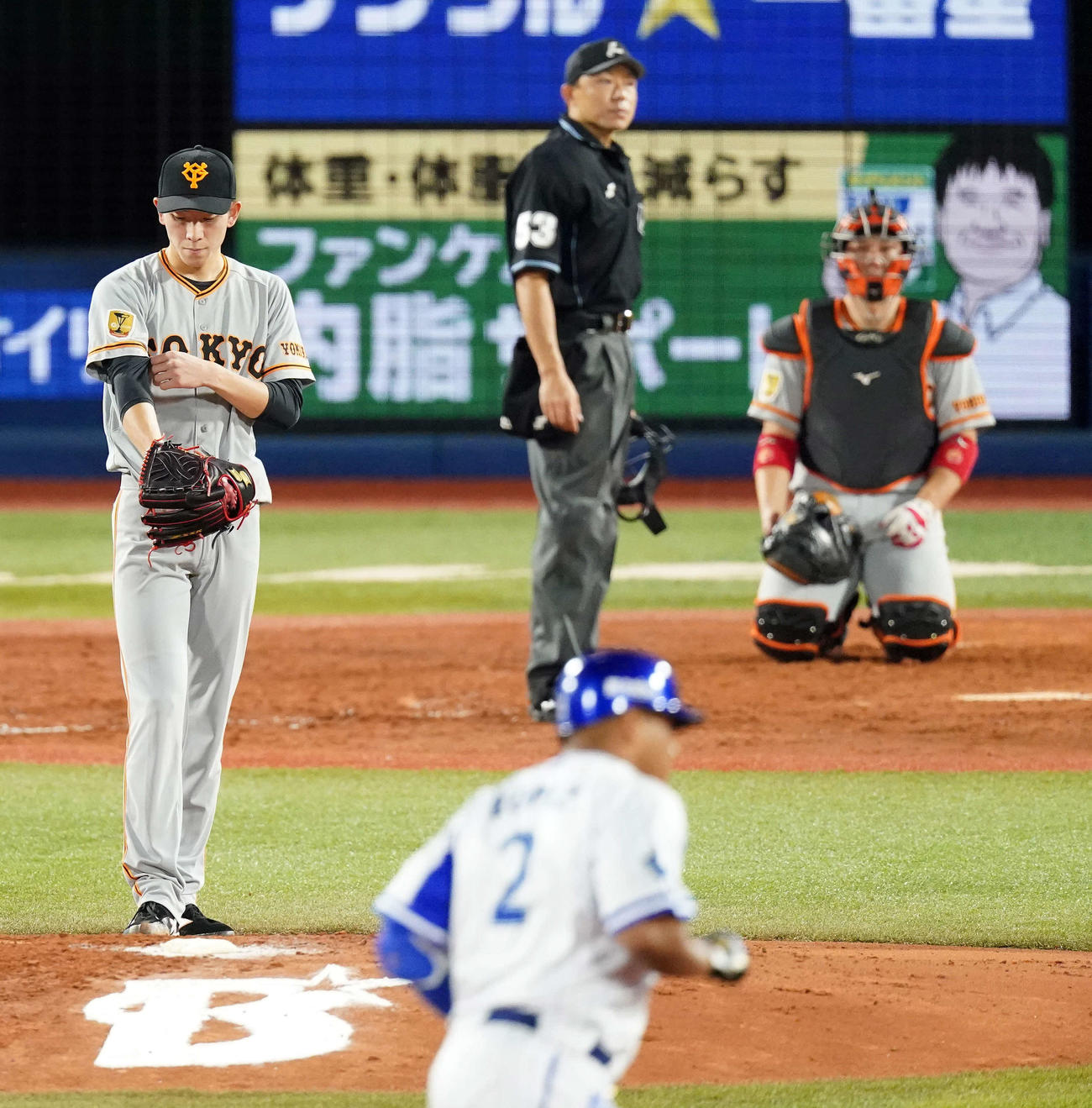 DeNA対巨人　5回裏DeNA2死満塁、ロペス（手前）に満塁本塁打を浴びた戸郷（撮影・江口和貴）